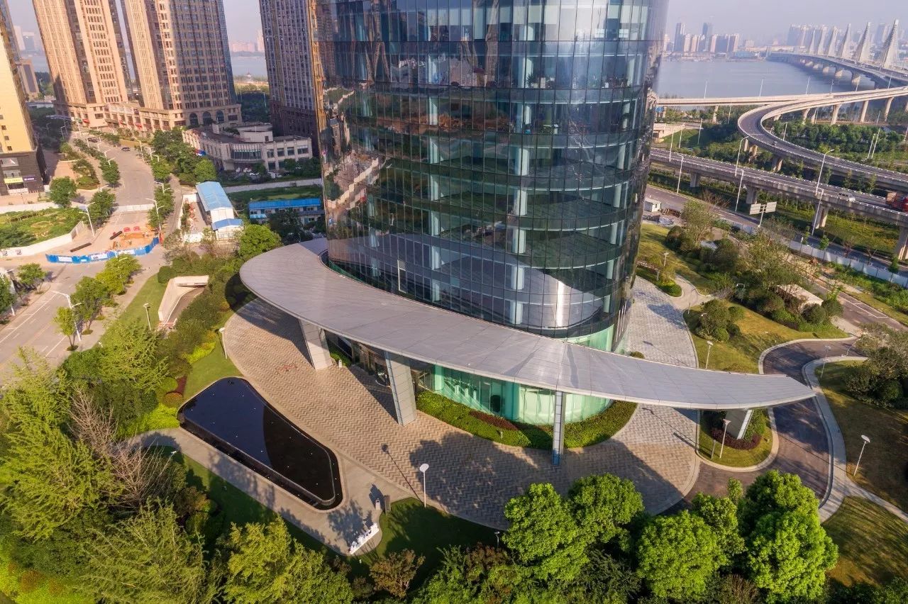 南昌新力中心塔樓直接落地，無(wú)裙房